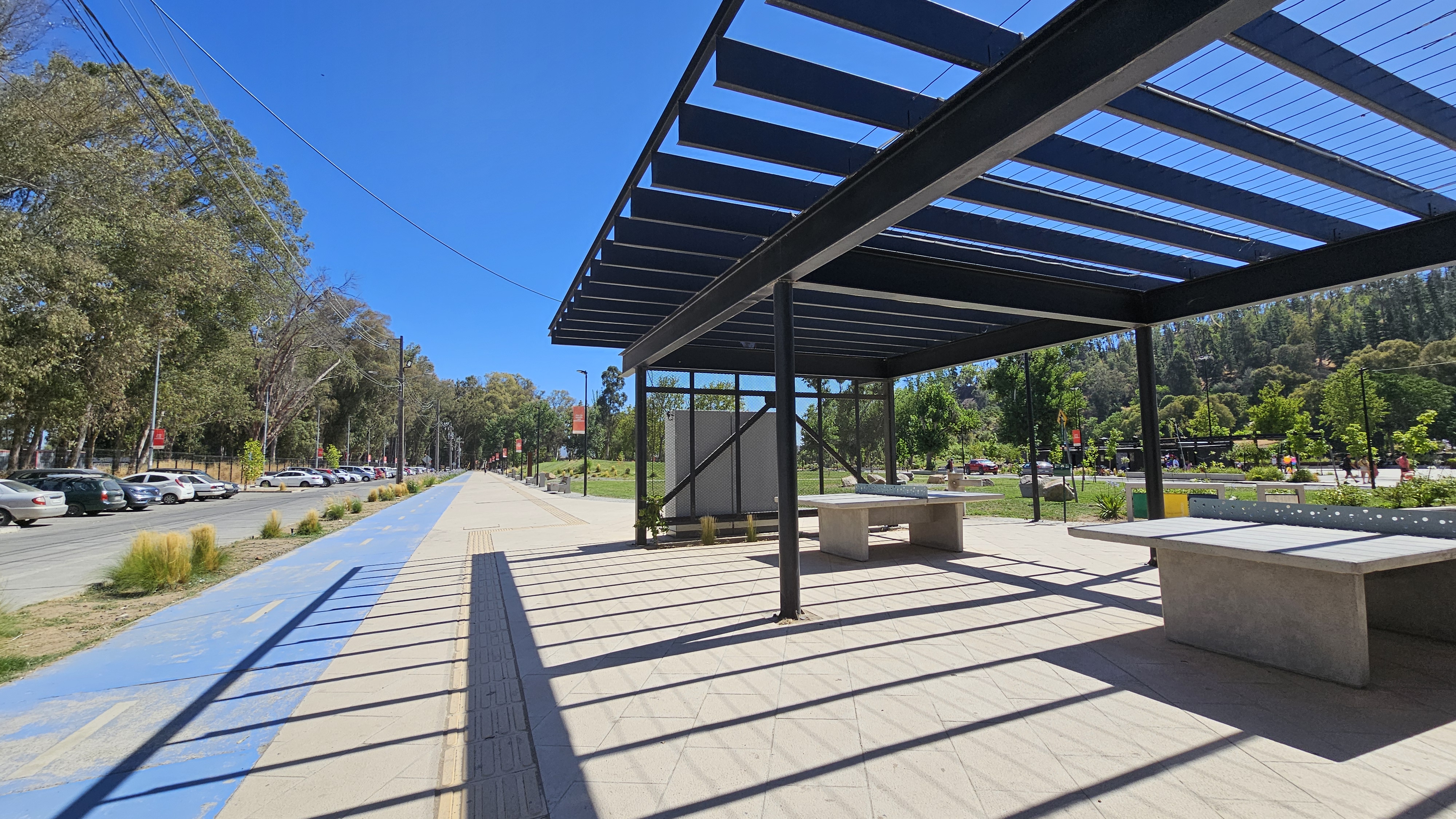 Fotografía de las mesas fijas desde un sector más alejado, apeciando que hay bastante espacio